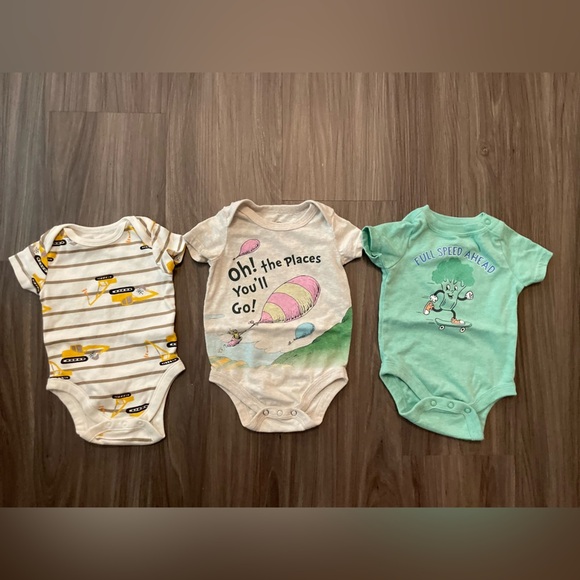 Old Navy White and green Bodysuits Soft Stretchy Fabric bundle of 3 size 0/3 M - Picture 1 of 6